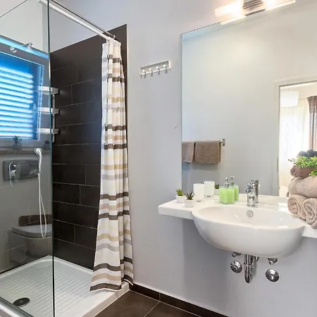 Cozy In Naselje Muzini With Wifi Holiday home Tomisici