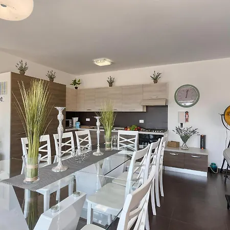 Holiday home Cozy In Naselje Muzini With Wifi Tomisici