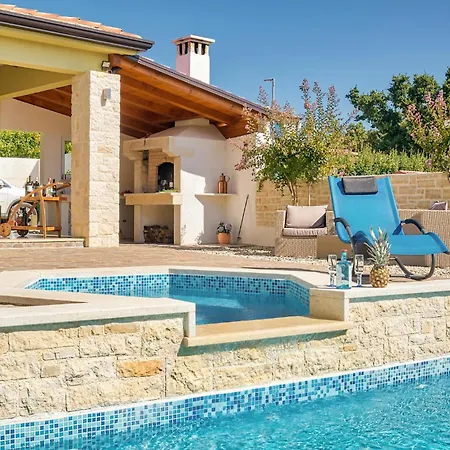 Holiday home Cozy In Naselje Muzini With Wifi *