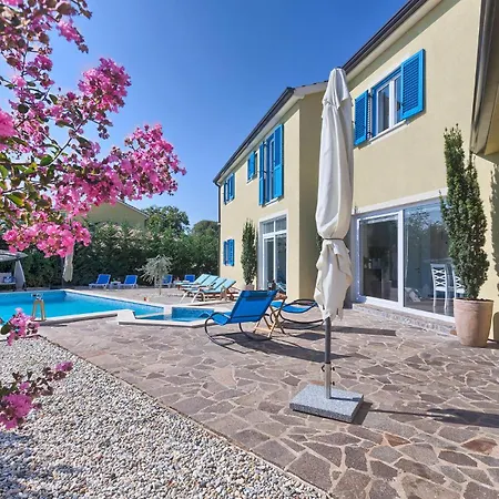 Cozy In Naselje Muzini With Wifi Holiday home Tomisici