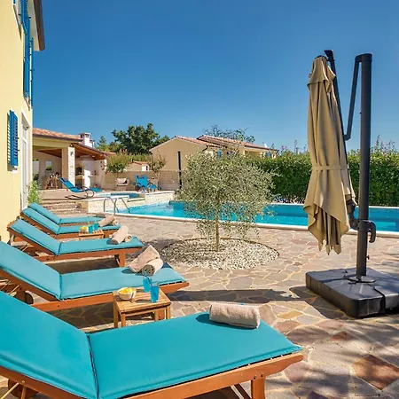 Сasa de vacaciones Cozy In Naselje Muzini With Wifi
